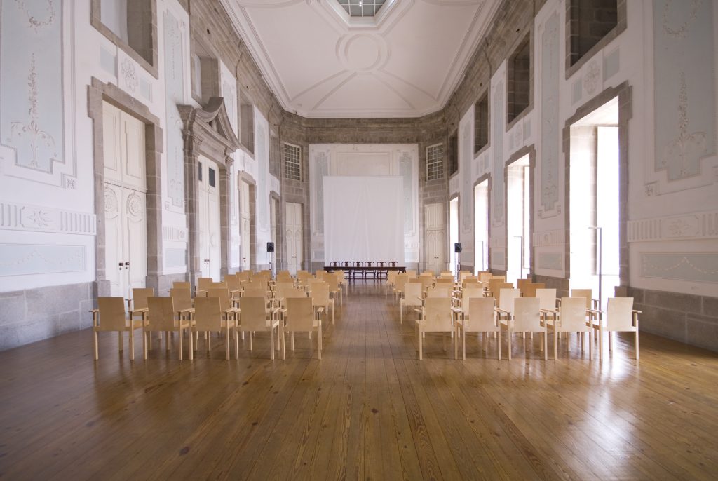 Sala do Tribunal - maior espaço existente (cerca de 150 a 200 lugares sentados)