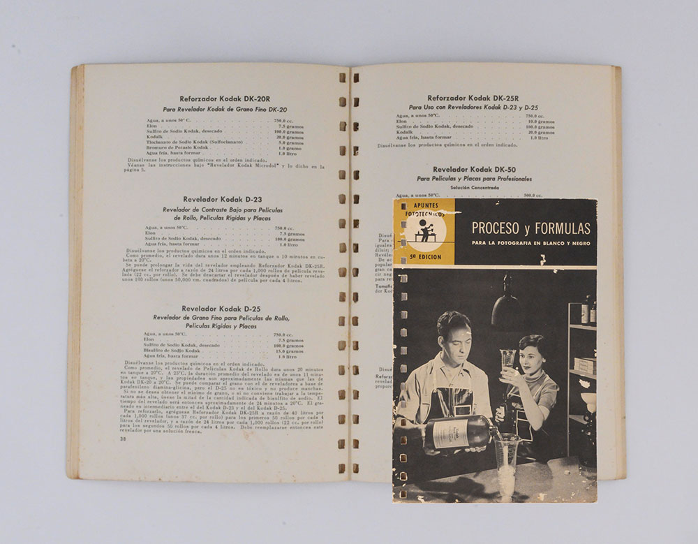Eastman Kodak Company, ed. lit. [19--]. Proceso y Formulas: para la fotografia en blanco e negro. 5ª ed. [S.l.]: [s.n.].