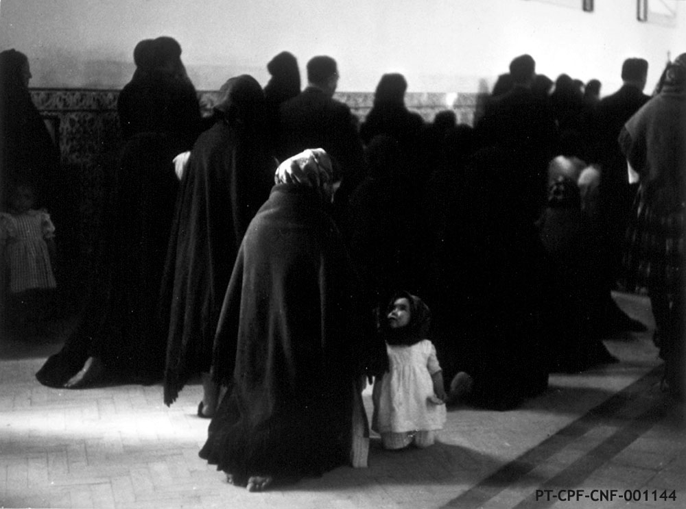 Sabine Weiss Weber (1924); Intérieur d'Eglise au Portugal, 1954; PT/CPF/CNF/001144