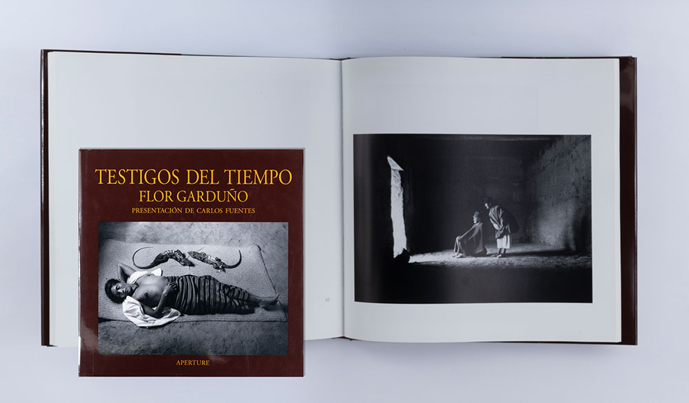 Garduño, Flor e Carlos Fuentes (introd.). Testigos del tiempo. 2000. Nova Iorque: Aperture. ISBN: 0-89381-929-8.